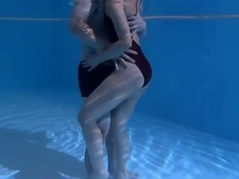 Gã chồng lạnh nhạt, Cô vợ địt trộm với hlv dạy bơi